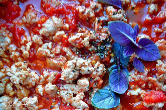 Добавить к фаршу мелкорубленный чеснок и соль.Обжаривать минуты 3.Затем томаты мелко порубить и добавить к фаршу томаты вместе с соком и парочку листиков базилика,перец молотый.Накрыть крышкой и томить на медленном огне около 20-25 минут.