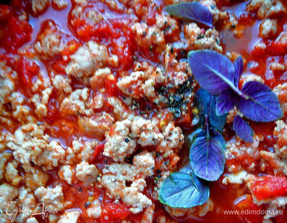 Добавить к фаршу мелкорубленный чеснок и соль.Обжаривать минуты 3.Затем томаты мелко порубить и добавить к фаршу томаты вместе с соком и парочку листиков базилика,перец молотый.Накрыть крышкой и томить на медленном огне около 20-25 минут. 