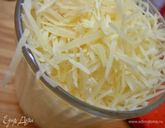 Пармезан натереть.