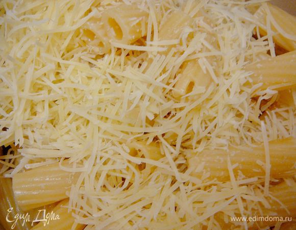 Перемешать ригатони с пармезаном,может остаться сыр,ничего страшного,остатками сыра затем можно присыпать верх"лазаньи" 