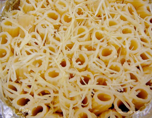 Бока разъемной формы,диаметром 18см.застелить фольгой,слегка смазать фольгу растительным маслом.Выложить в форму ригатони,поставив их вертикально.Ставить надо и не совсем плотно(так чтоб потом наш соус попал между ригатони),но и не оставлять много свободного места.Мне хватило как раз на 18см.форму 250гр.ригатони.