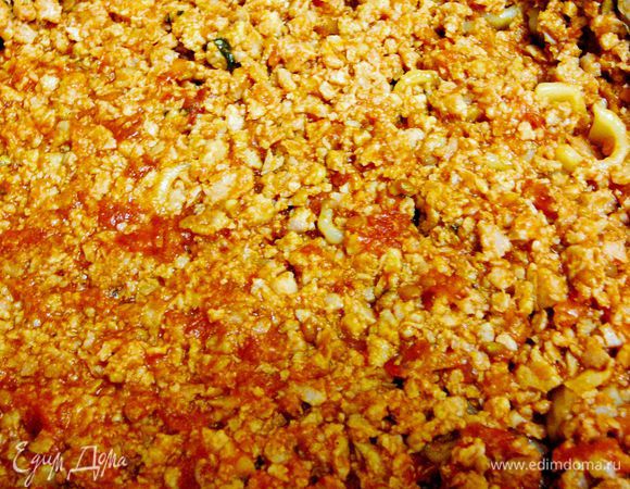 Теперь заливаем томатно-мясным соусом ригатони,в два подхода.Хорошенько распределяем соус по поверхности,помогаем  соусу пальцами:) попасть и в сами ригатони.