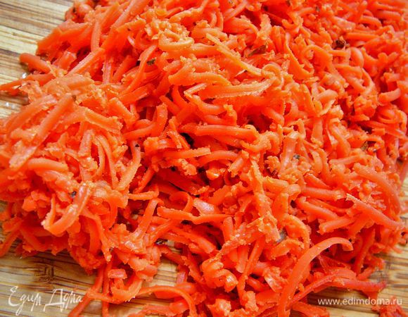 Натереть сыр с томатами и травами.