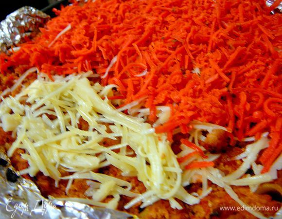 Достать "лазанью" из духовки и посыпать,если остался,пармезаном и томатным сыром.