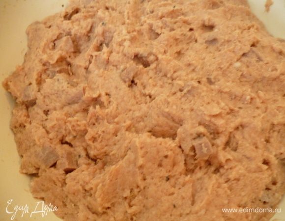 Добавить к фаршу и хорошо перемешать.