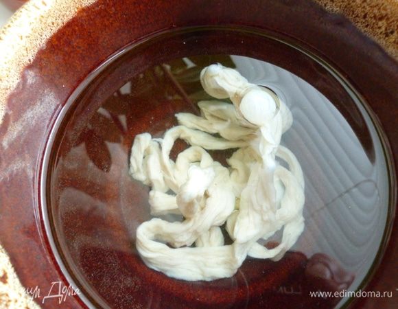 Приготовить оболочку.Я использую натуральные тонкие свиные кишки.Покупаю уже готовые, соленые, на рынке.Замачиваю их в воде на 30минут и затем промываю.