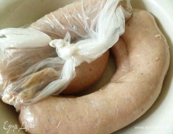 Складываем колбаски в миску или кастрюльку и ставим в холодильник  на 1 час.На фото колбаски уже перед закладкой для отваривания.Ту,которая в искусственной оболочке,я дополнительно завязала в пакет-маечку,что бы не попала вода во время варки.