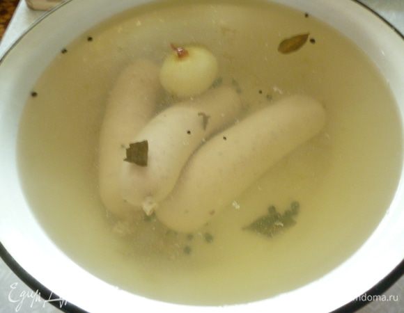 В кастрюлю наливаем воду(колбаски должны в ней свободно плавать).Доводим до кипения,добавляем перец горошком,лавровый лист,одну луковицу,солим чуть сильнее,чем суп,перемешать.Огонь убавляем до минимума,кипение должно быть почти незаметным.Достаем колбаски из холодильника и тонкой иголкой делаем на них несколько проколов,что бы вышел воздух и они не лопались во время варки.Опускаем в кастрюлю колбаски и варим без крышки-1час40минут.Готовые колбаски всплывают на поверхность.Фото забыла сделать,добавляю старое.