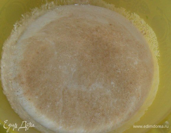 Кефир слегка подогреть,добавить дрожжи.Оставить мин.на 5