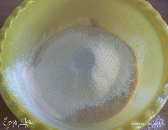 Добавить просеянную муку,соль, масло