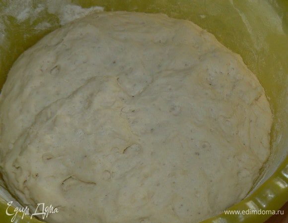 Замесить не крутое тесто.Поставить в теплое место на 1,5-2 часа