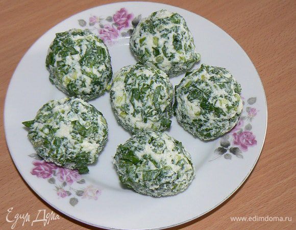 Соединить сулугуни и черемшу,сформировать колобки