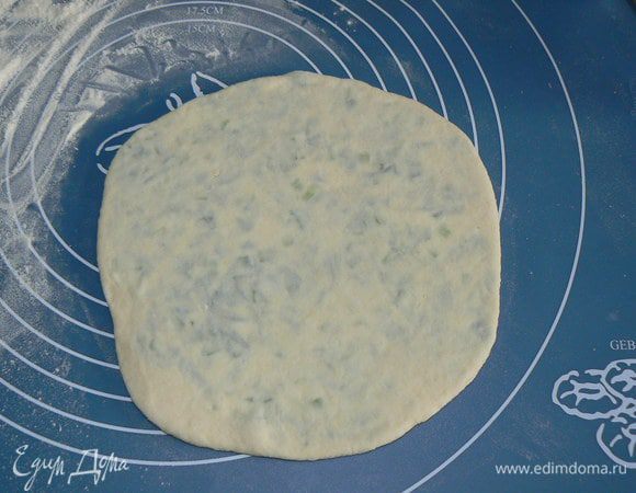 Раскатать скалкой эти шары в плоские диски.