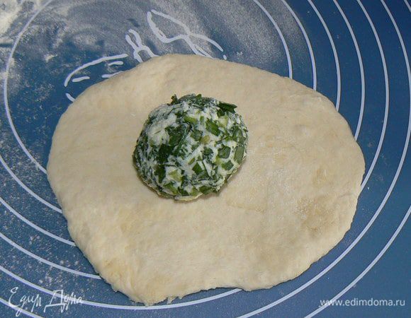 тесто разделить на колобки,затем раскатать в лепешку,положить начинку