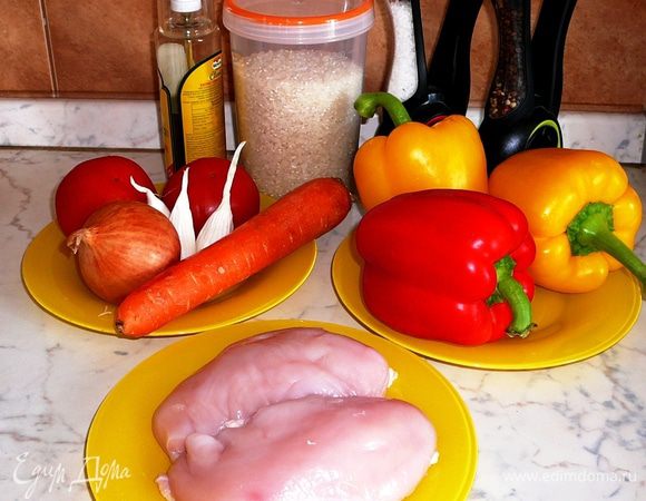 Овощи помыть и просушить. Куриную грудку освободить от кожицы и костей.