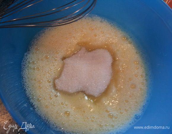 яйца взбить с водой пару минут, добавить сахар и продолжать взбивать еще пару минут. 