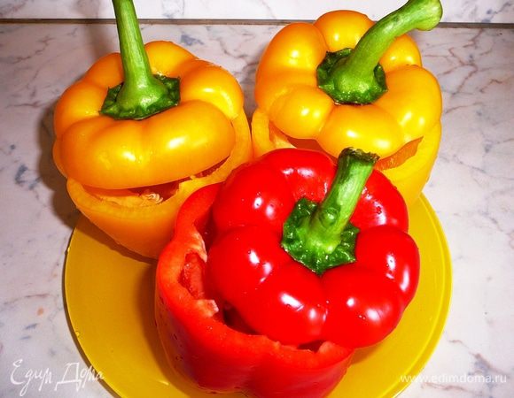 С перцев срезать шапочки и удалить семена.