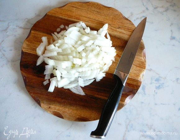Лук мелко порубить.