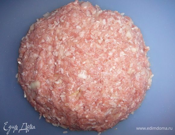 Сделать фарш, добавить лук. Посолить, поперчить. Рис хорошо промыть в горячей воде (5-6 раз) и добавить к мясу. Я рис предварительно не отвариваю.