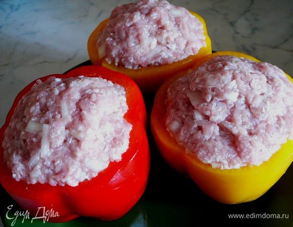 Наполнить подготовленные перцы фаршем.