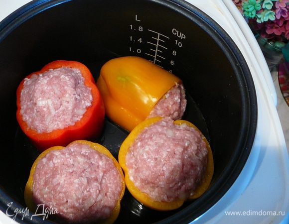 Уложить в кастрюлю или казанок. Я решила сэкономить время и  приготовить в мультиварке. Залить водой и варить 30 минут. 