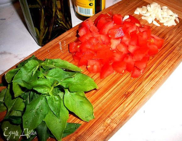 Для соуса обжарить на оливковом масле мелкорубленный лук, чеснок и морковь, натертую на мелкой терке. В самом конце добавить помидоры конкасе и протушить всё под закрытой крышкой, добавить соль и перец по вкусу. В готовый соус добавить рубленый базилик.