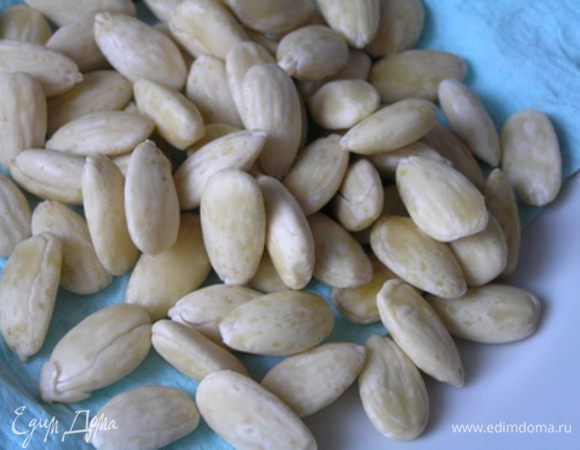 Разогреть духовку до 170-190*С. Для миндальной пудры 100 г миндаля залить горячей водой на 7-10 минут, затем очистить от кожуры, она легко снимется. Подсушить (не жарить!) в духовке или на сковороде. 