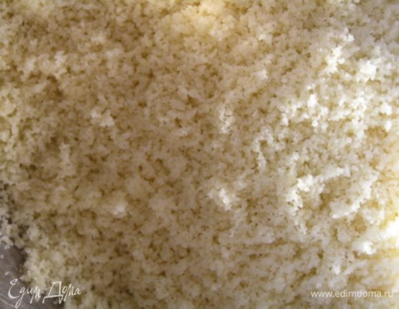 Миндаль смолоть в кофемолке с 1-2 ст.л. сахара в пудру. 