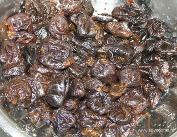 Распарить в горячей воде до мягкости и хорошо отжать чернослив. ***Я просто хорошо промыла, мой чернослив был итак очень мягкий***