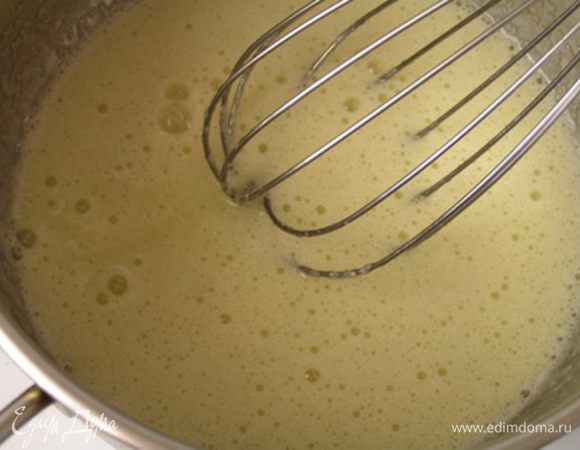 Перемешать яйца вместе с желтками и сахаром,