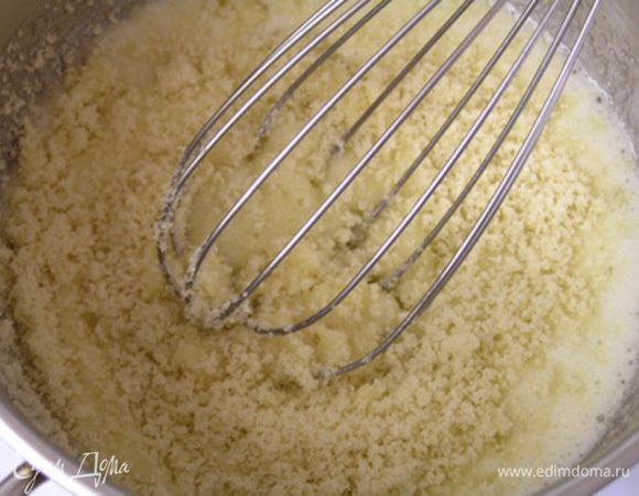 добавить миндальную муку, разрыхлитель и крахмал, перемешать.