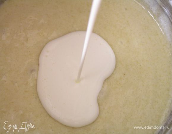 Постепенно влить сливки, хорошо перемешивая.