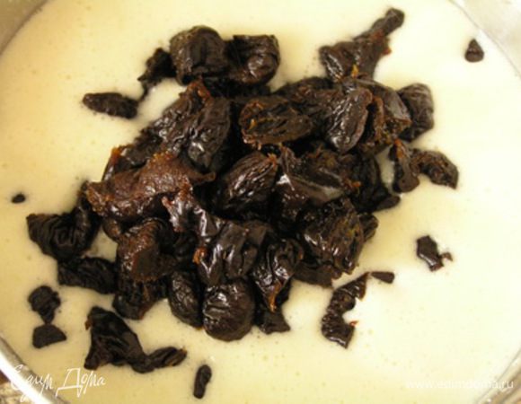Добавить нарезанный на половинки чернослив (если очень крупный, то на 4 части). 