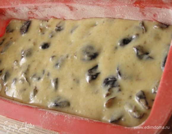 Тесто должно быть консистенции густой сметаны. Форму смазать маслом, присыпать мукой, лишнее стряхнуть. Выложить тесто и разровнять.
