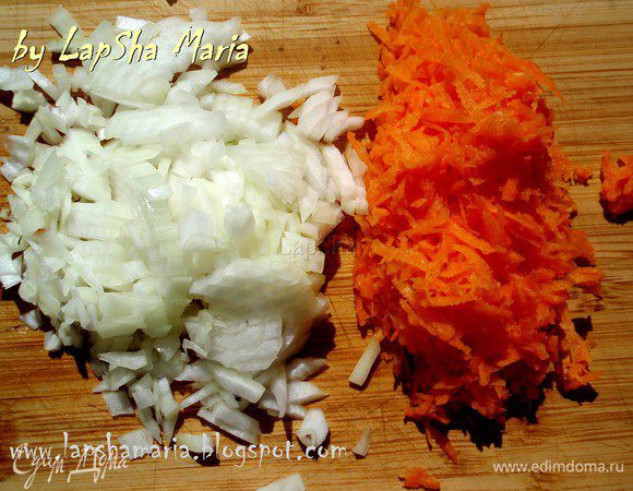 А пока подготовим овощи. Морковь почистим и натрем на терке, лук нашинкуем мелкими кубиками, обжарим все вместе на оливковом масле. Свеклу почистим и порежем на полоски, можно тоже натереть на терке, но мне нравится когда она чувствуется. Обжарим на небольшом количестве масла. 