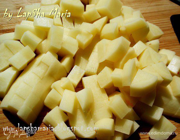 Картофель почистим и нарежем на не очень большие кубики.