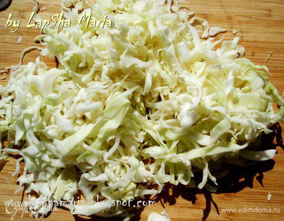 Капусту нашинкуем полосками и помнем немного в руках, чтобы она стала мягче и немного дала сок. 