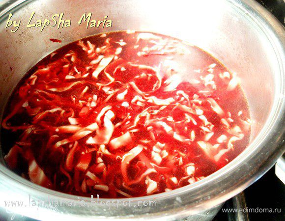 Достанем мясо из бульона и процедим его через сито. Кладем сначала картофель, варим его 5-7 минут. Затем капусту, морковь с луком и свеклу. И варим все вместе минут 20, до готовности всех ингредиентов.