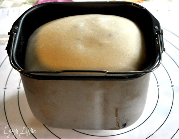 Все продукты закладываем как сказано в инструкции, т.е сначала жидкие, затем остальные и завершает мука, а сверху дрожжи.
Ставим полный режим тесто примерно на 1 ч. 30 мин. в моей х/п.
Готовое тесто выкладываем на поверхность, припылим мукой, делим на 2 части.