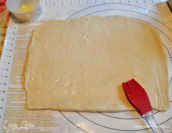 Смазываем белком поверхность.