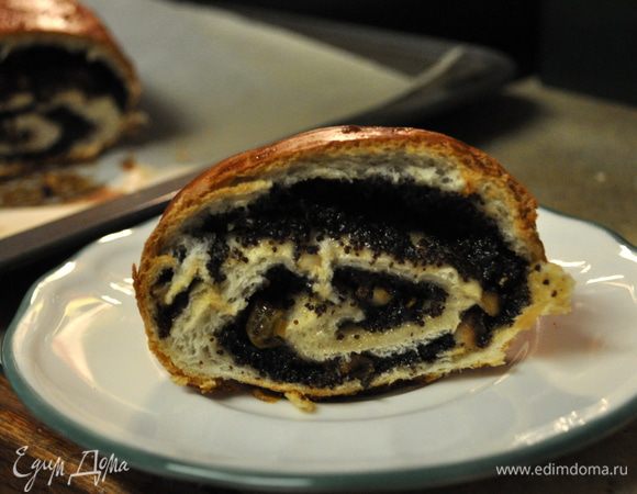 Смазываем до или после расстойки яичным белком. И в духовку 200 г на 20-30 мин. Желательно прикрыть сверху фольгой. Наши рулеты готовы.