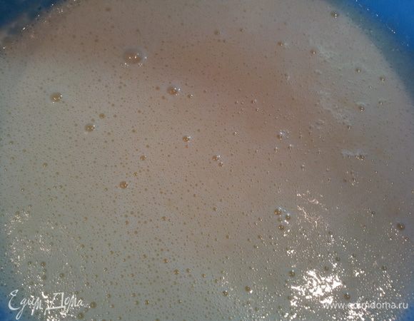 добавить просеяную муку,крахмал и рызрыхлитель. Размешать до однородности ложкой.