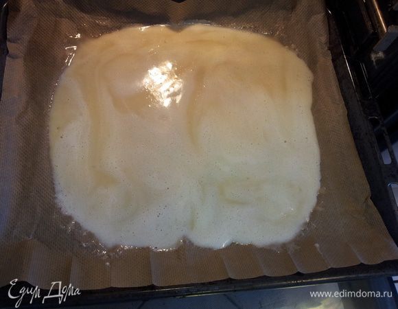 Вылить наше тесто на протвень и выпекать в разогретой духовке(180) 10-12 минут