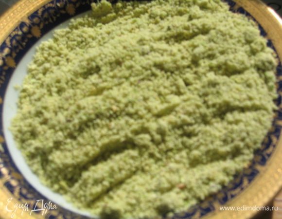 Фисташки очистить от скорлупы и по возможности от кожицы, измельчить ножом или скалкой через пакет, перемешать с сахарной пудрой 