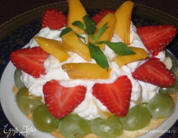 Фрукты и ягоды промыть, обсушить и нарезать тонкими пластинками. Собираем пирожные: выложить слой фисташковой массы на основу-безе, аккуратно добавить взбитые сливки, украсить сверху разными фруктами-ягодами...и листиками мяты