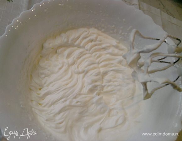 Сливки взбить в пышную пену, добавить сгущенку и коньяк, еще раз взбить...крем готов