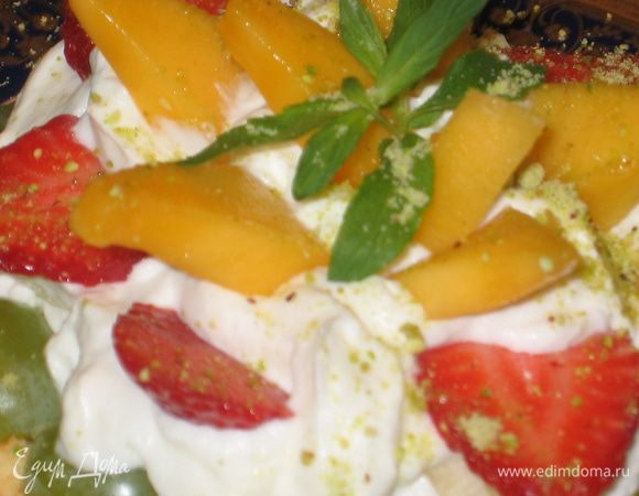 Сверху можно присыпать фисташками. Пирожные готовы. Лучше подавать их сразу к столу...безе получается хрустящим, но с легкой ириской внутри...лимонный вкус очень сильно выражен. У меня одно пирожное осталось в холодильнике, за ночь безе пропиталось кремом и стало очень мягким, словно бисквит. Тоже очень вкусно. Приятного аппетита