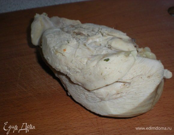 Куриное филе хорошо помыть и отварить до готовности. Оставляем пол стакана бульона после варки.