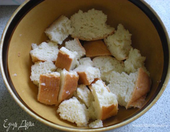 Хлеб замочить в 6 стол. ложках теплого молока.
