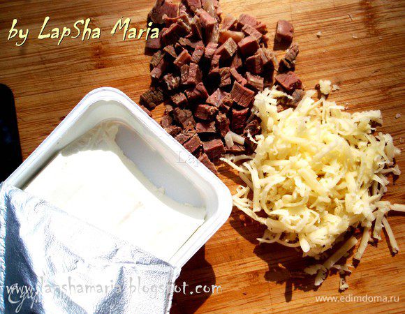 Пока картофель запекается приготовим начинку. У меня осталась отварная говядина от бульона, один ломтик я нарезала на очень маленькие кубики. Сыр натерла на мелкой терке, я бы использовала чеддер, но у меня он, к сожалению, закончился, поэтому я использую обычный мягкий сыр.